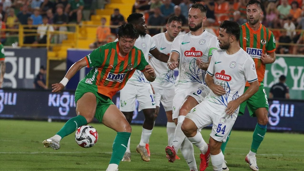 Trendyol Süper Lig'de Alanyaspor ile Rizespor Karşı Karşıya