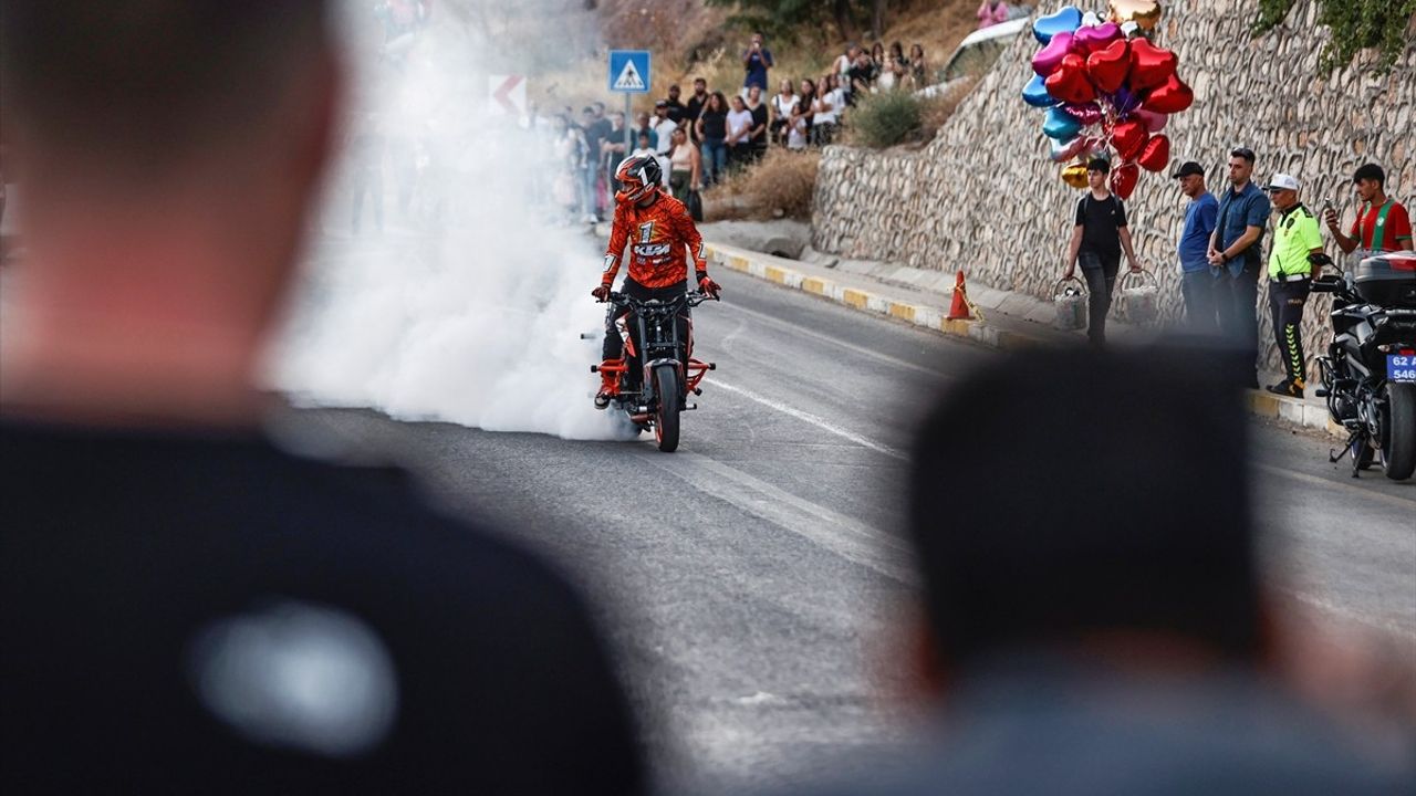Tunceli'de Motosiklet Akrobasi Gösterisi Heyecanı