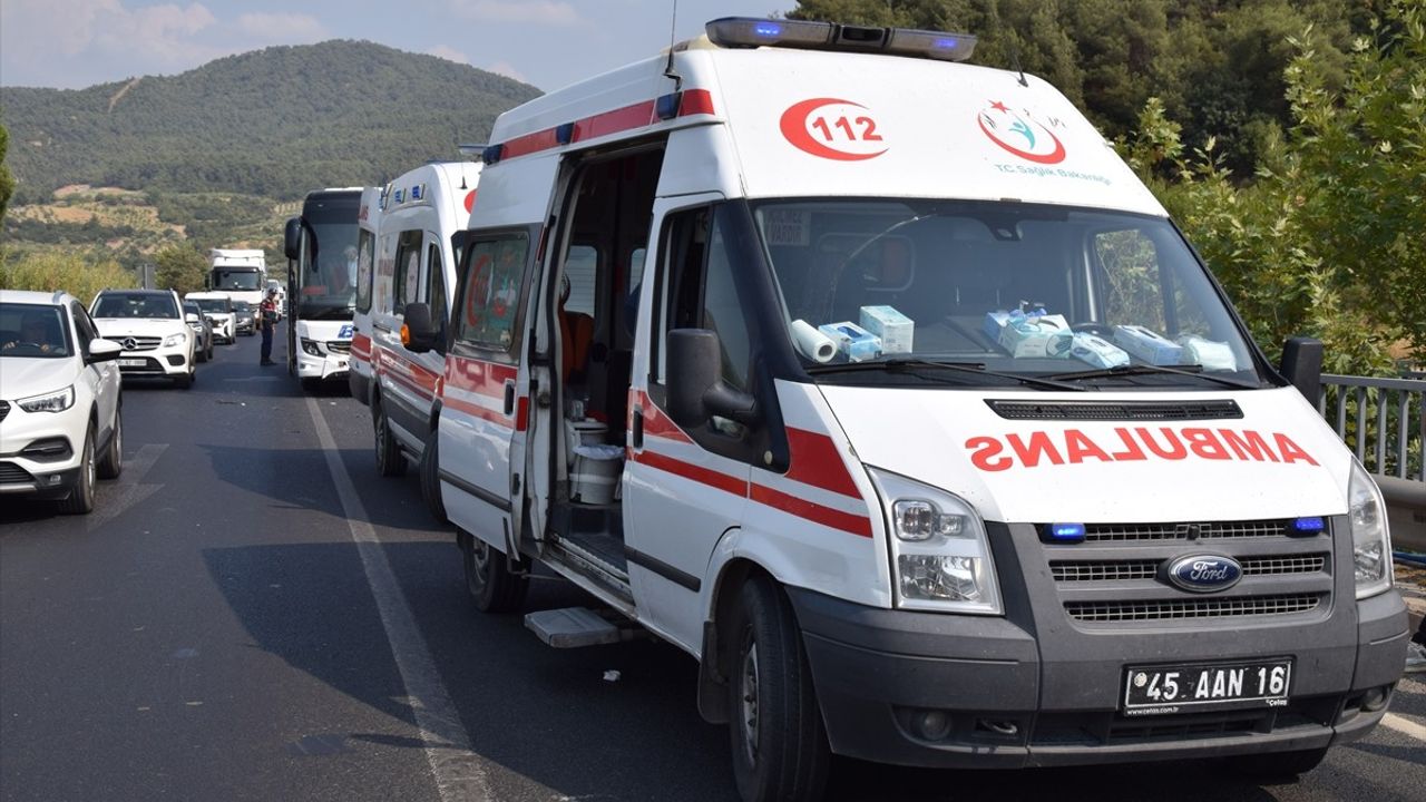 Turgutlu'da Otobüs ve otomobil Çarpıştı: 3 Yaralı