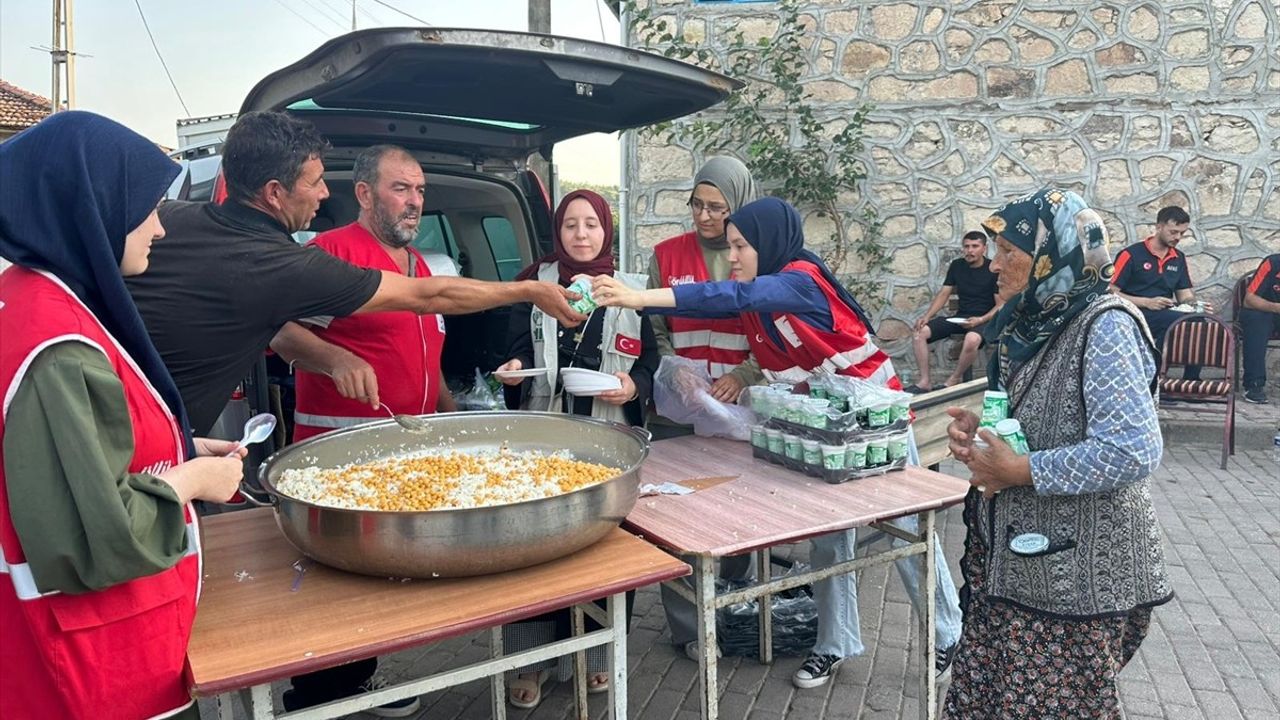 Türk Kızılay Sındırgı'da Depremzedelere Yardım Eli Uzatıyor