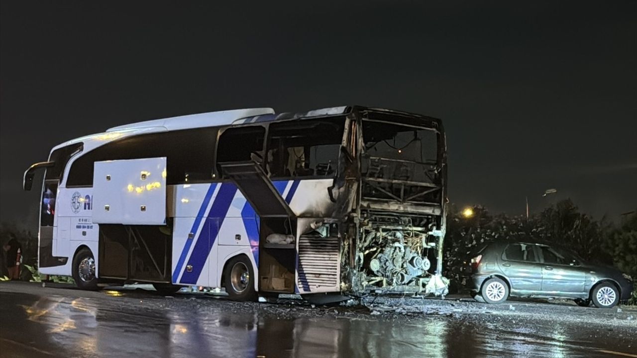 Ümraniye'de Yolcu Otobüsünde Yangın Çıktı