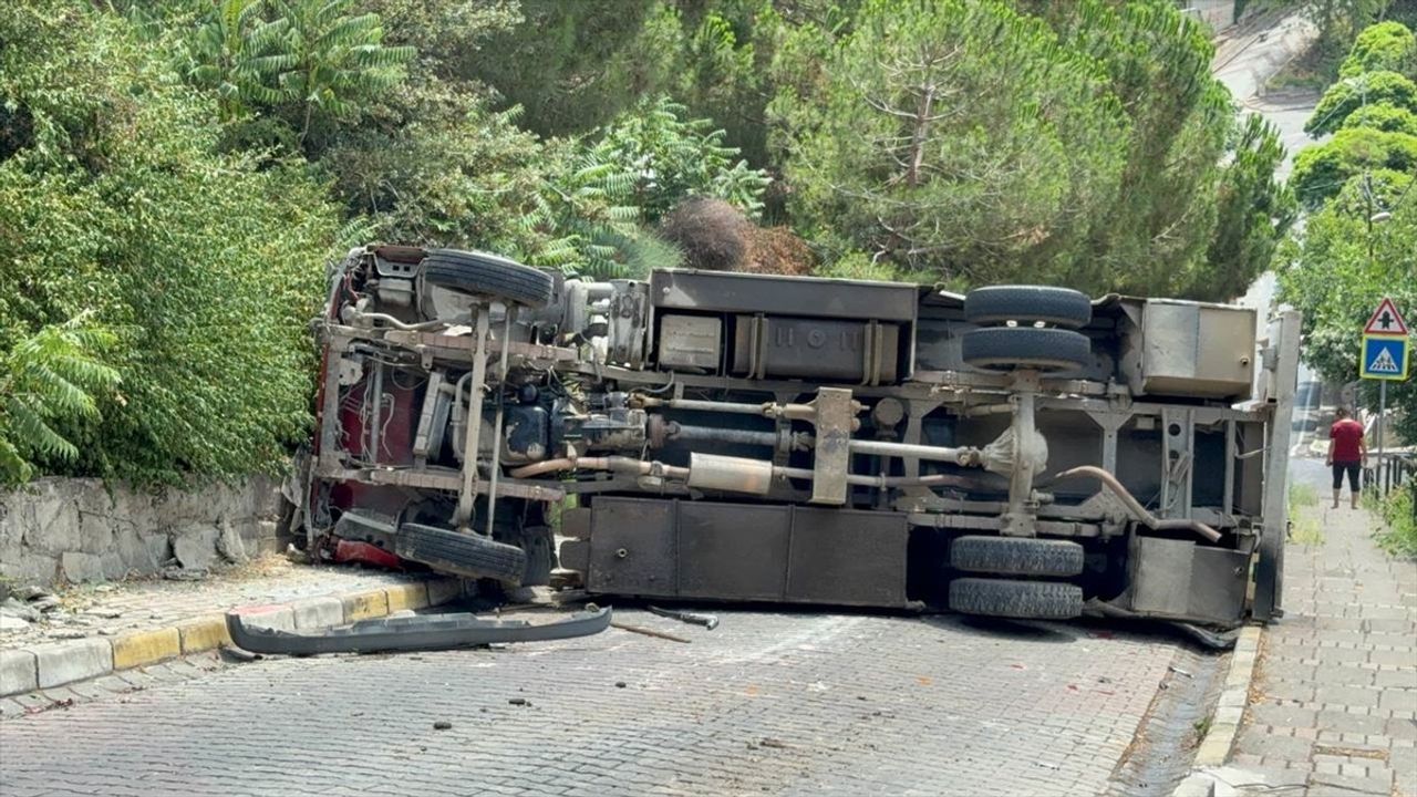 Üsküdar'da Yakıt Tankeri Devrildi, Sürücü Yaralandı