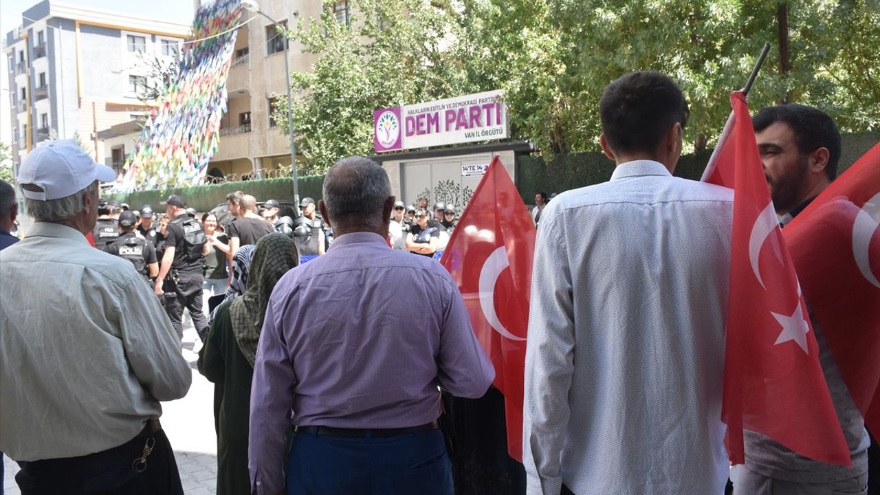 Van'da Aileler 'Evlat Nöbeti'ni Sürdürüyor