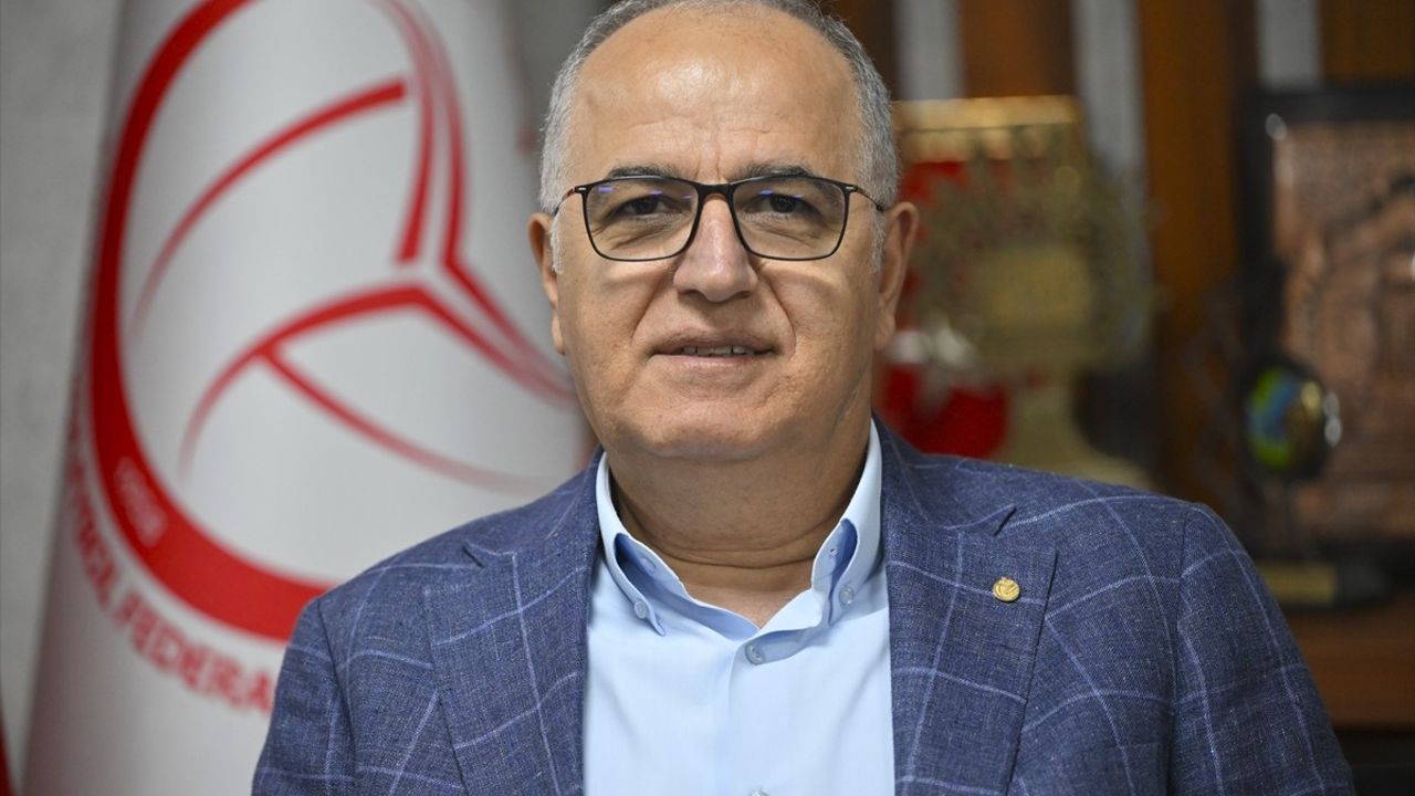 Voleybol Federasyonu Başkanı Üstündağ, Santarelli'ye Destek Verdi