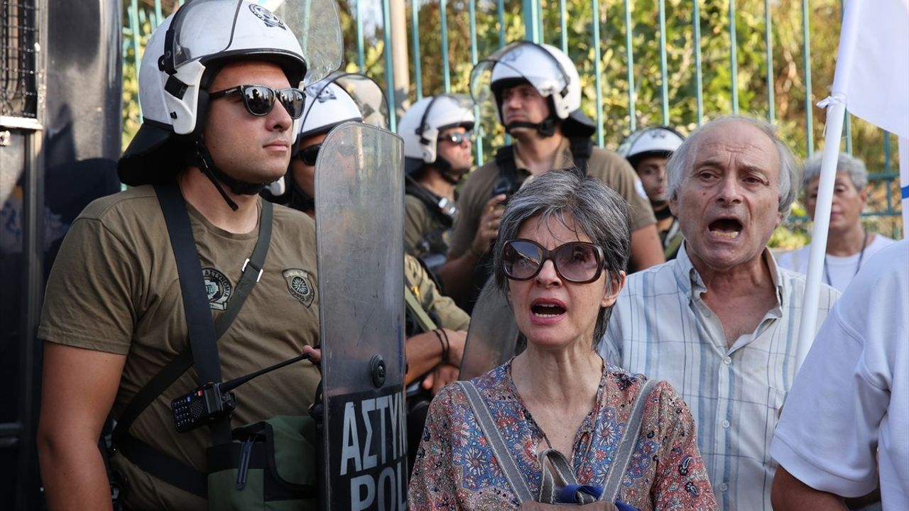 Yunanistan'da Filistin Destekçileri Pire Limanı'nda Protesto Düzenledi