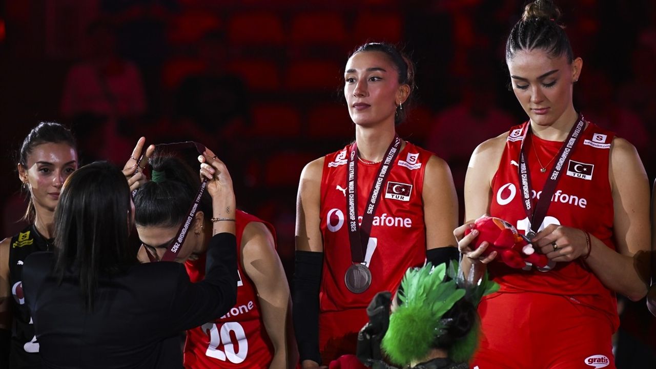 A Milli Kadın Voleybol Takımı Tarihi Gümüş Madalya Kazandı