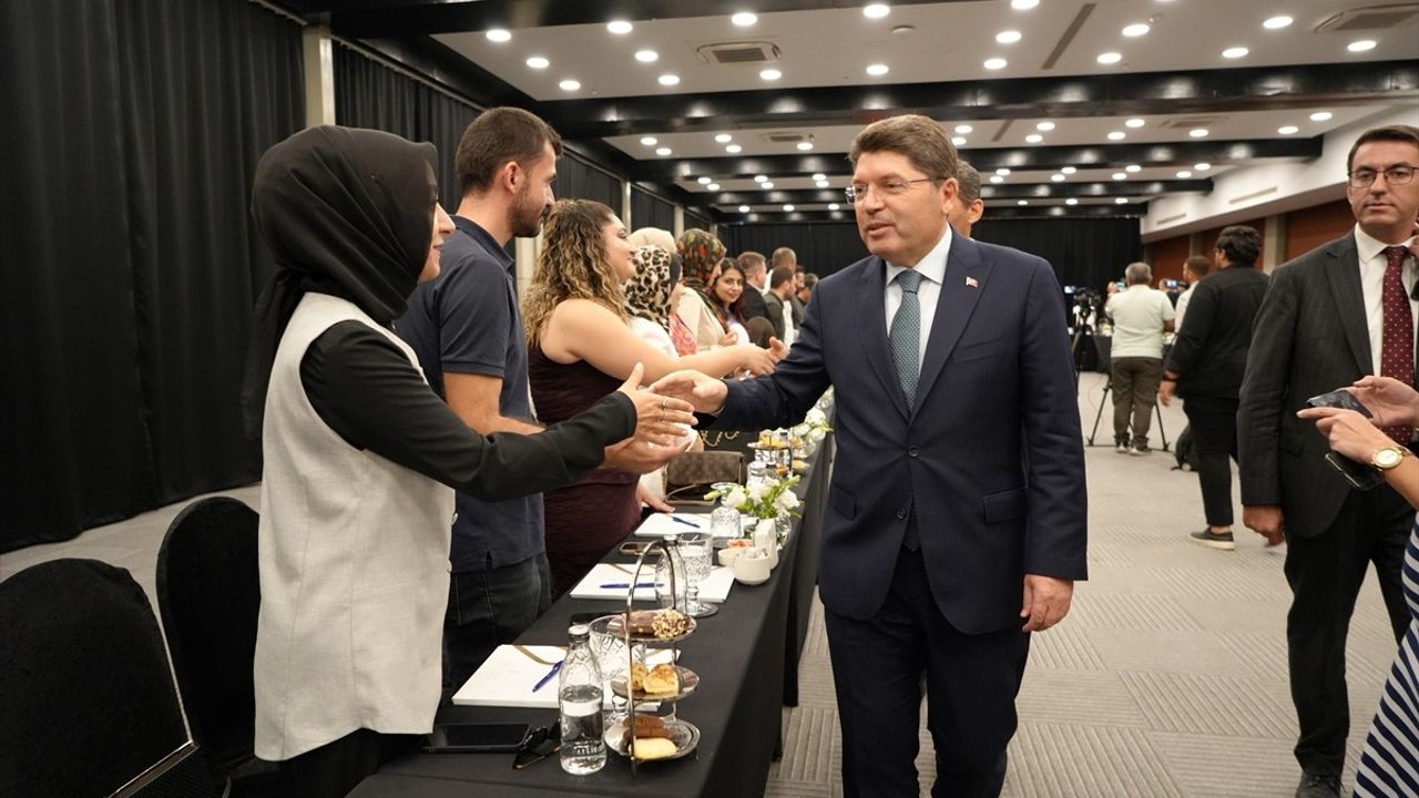 Adalet Bakanı Tunç, Antalya'da Avukatlarla Bir Araya Geldi