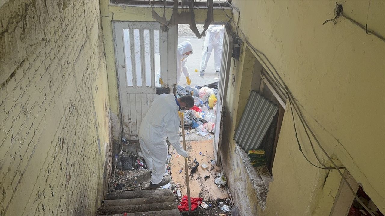 Adana'da Bir Evden İki Traktör Çöp Çıkarıldı