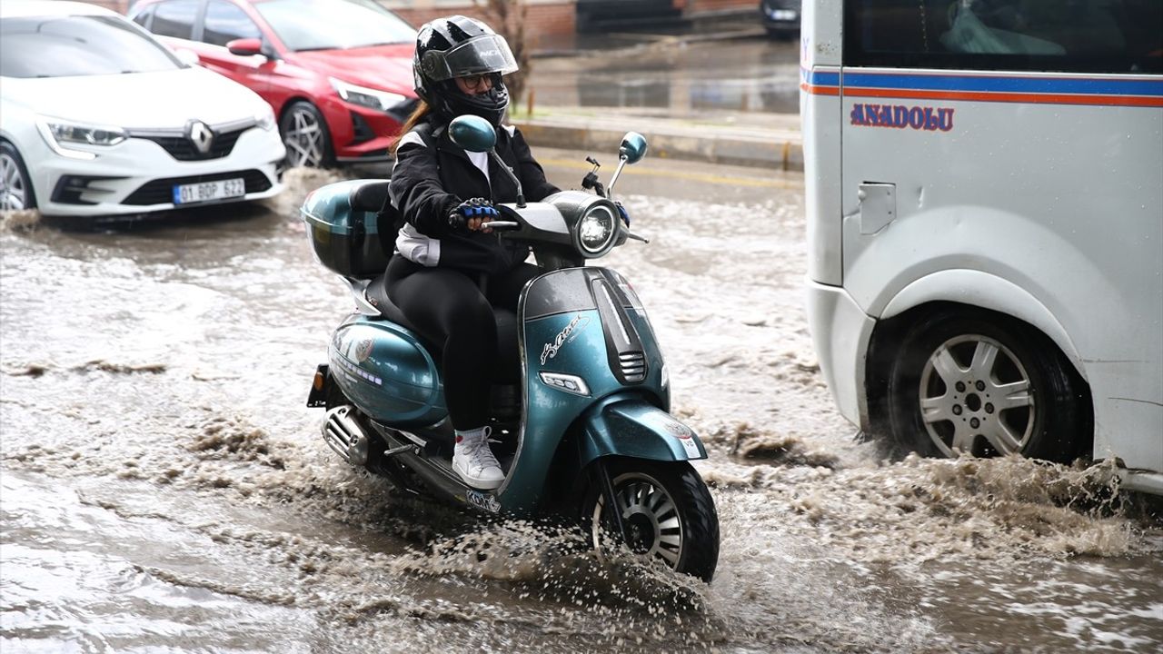 Adana'da Sağanak Yağış Hayatı Olumsuz Etkiledi
