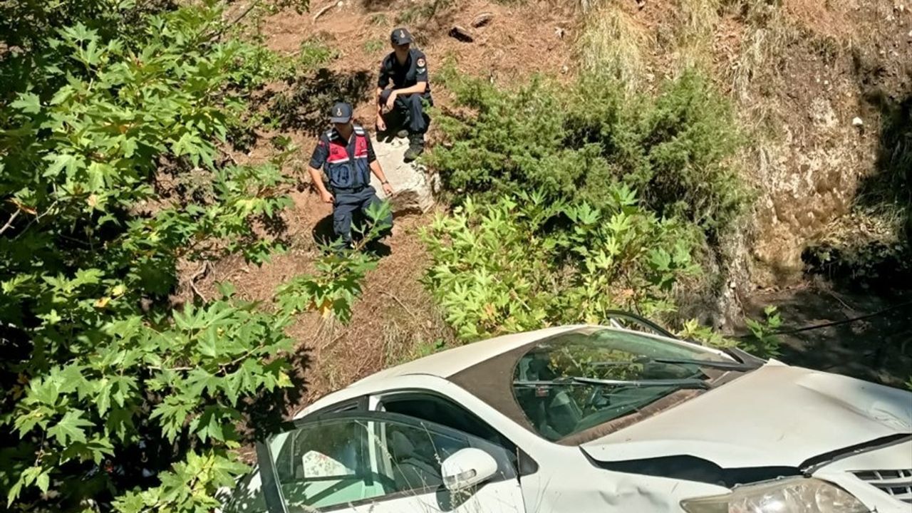 Adana'da Uçuruma Yuvarlanan Otomobilde İki Yaralı