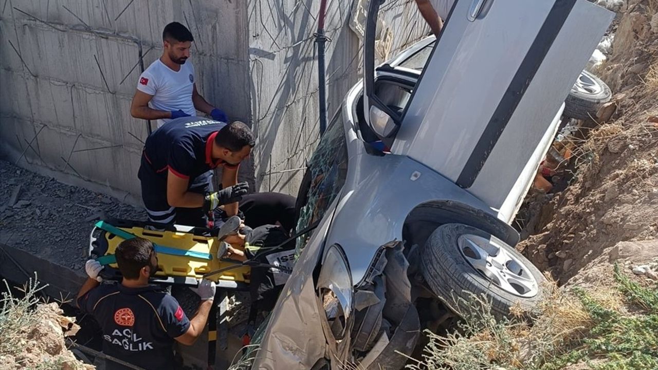 Adıyaman'da İnşaat Boşluğuna Düşen Araçta Sürücü Yaralandı
