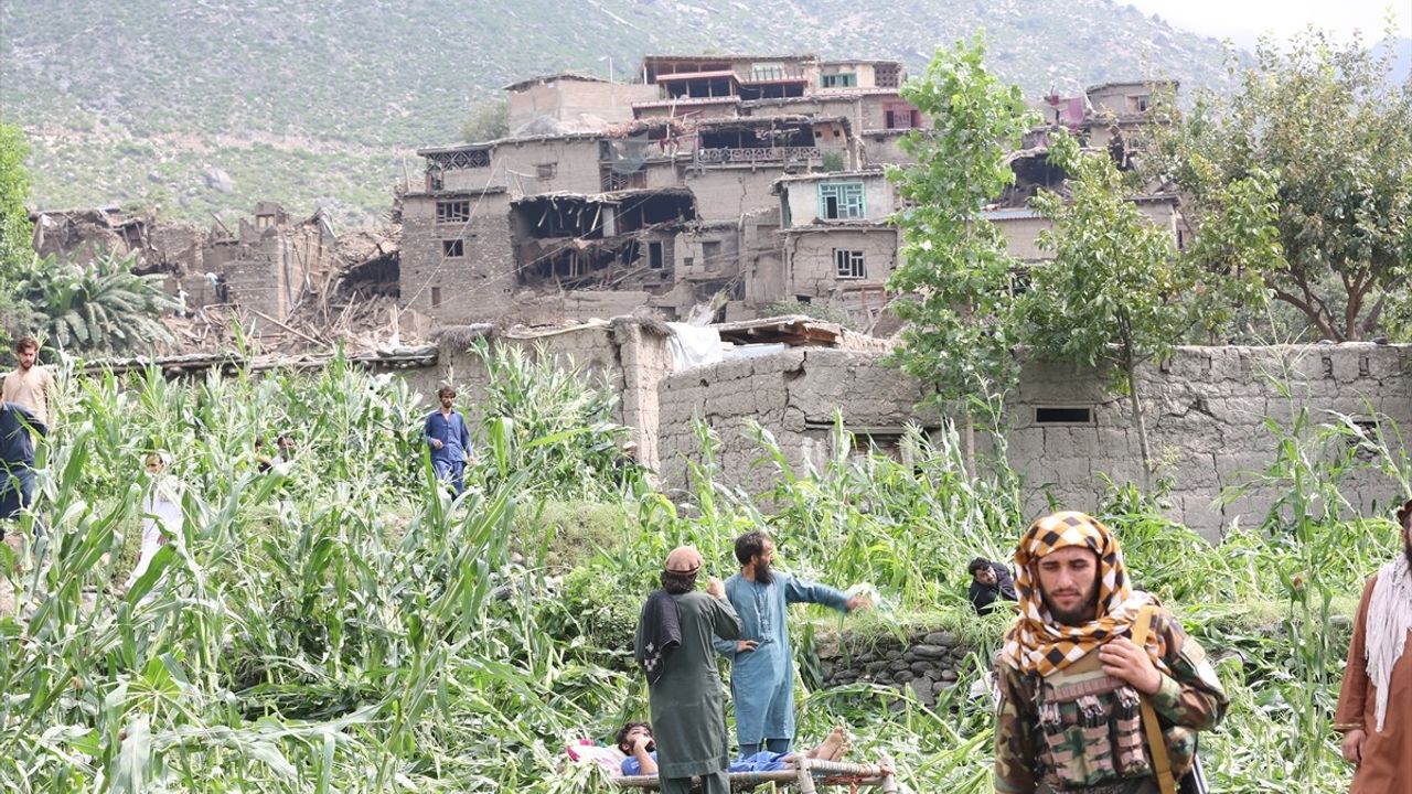 Afganistan'da 6 Büyüklüğünde Deprem: 800 Ölü, 2500 Yaralı