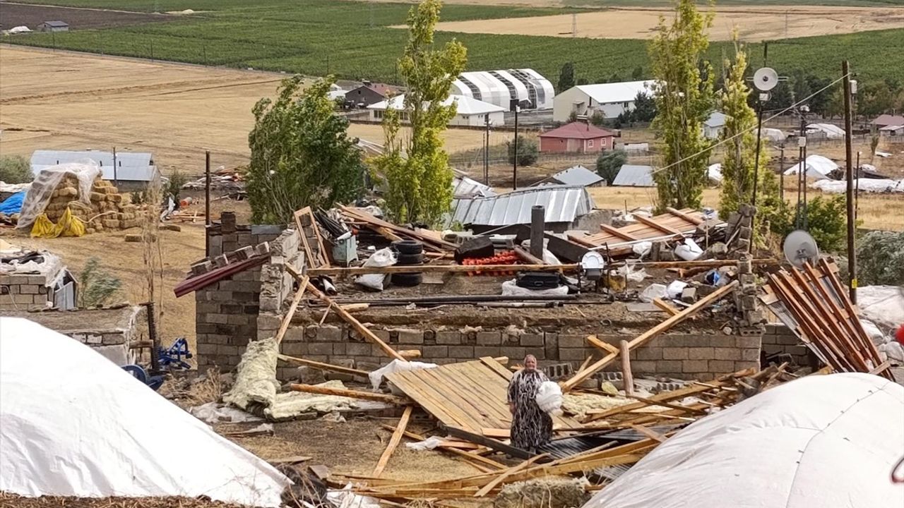 Ağrı'da Şiddetli Fırtına: 44 Ev ve 30 Ahır Zarar Gördü