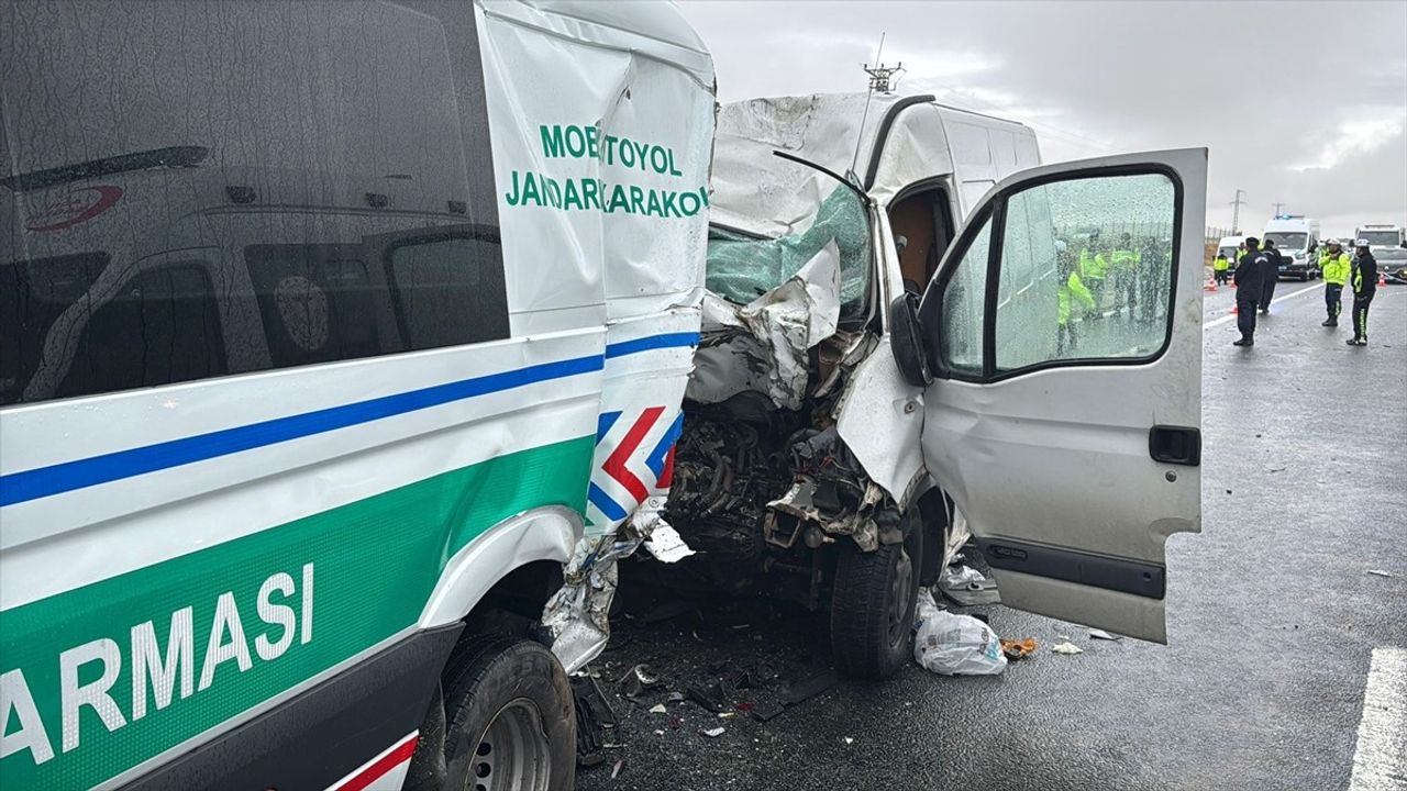 Aksaray'da Trafik Kazası: 2 Asker Şehit, 1 Kişi Hayatını Kaybetti