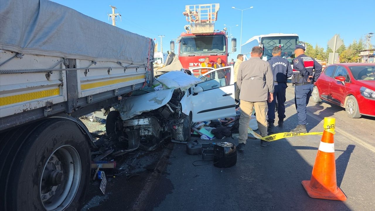 Aksaray'da Trafik Kazası: Anne Hayatını Kaybetti, Oğul Yaralandı
