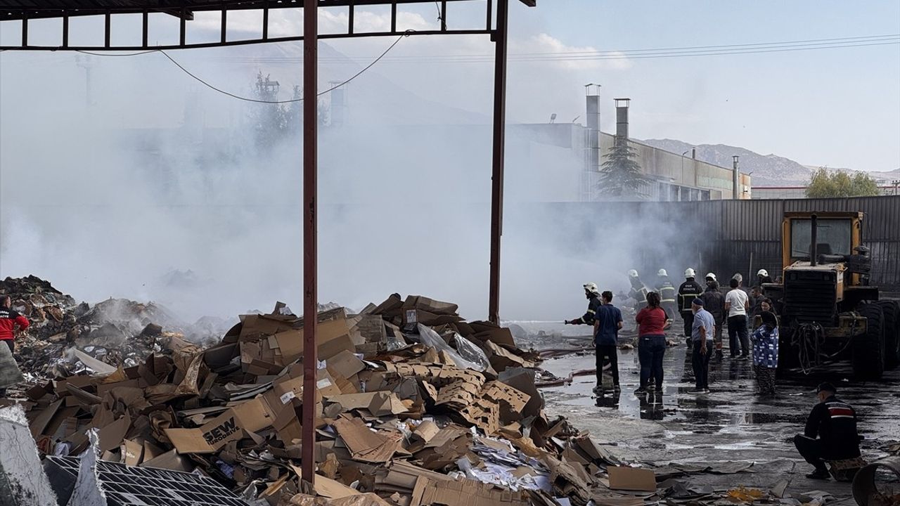 Aksaray'daki Geri Dönüşüm Fabrikasında Yangın Çıktı