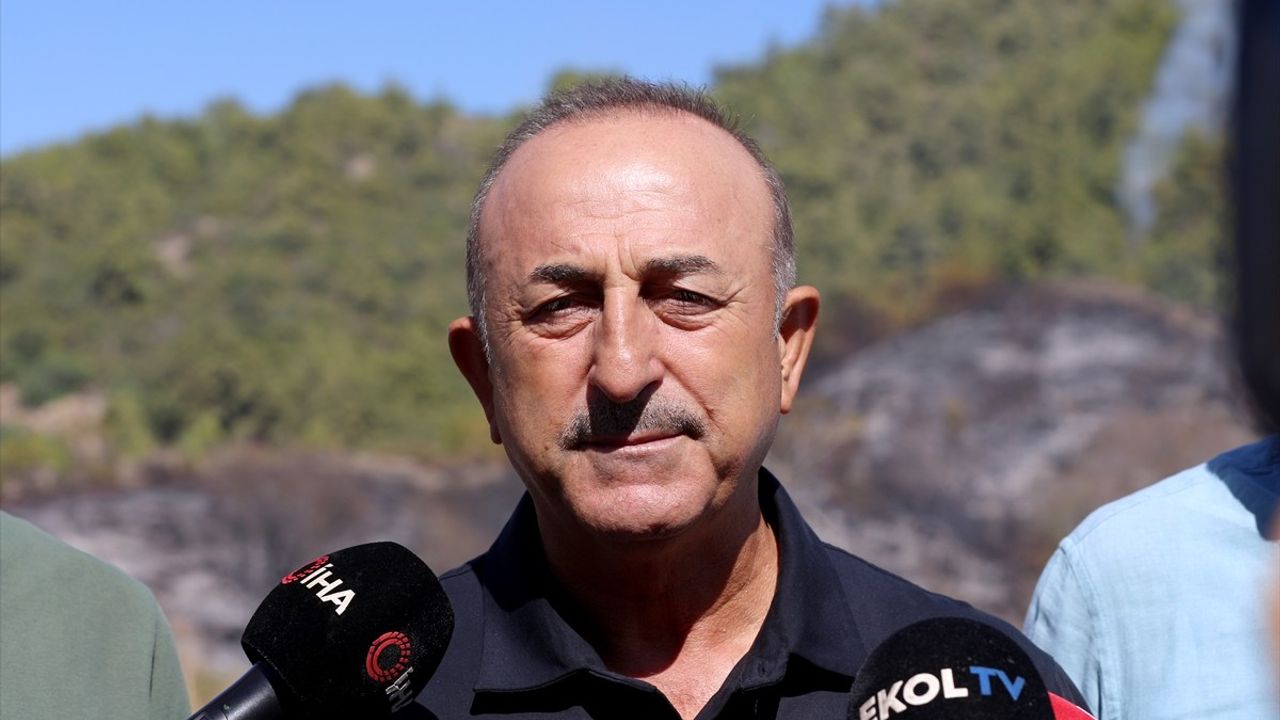 Alanya'daki Yangın Bölgesini Ziyaret Eden Çavuşoğlu Vatandaşlarla Bir Araya Geldi