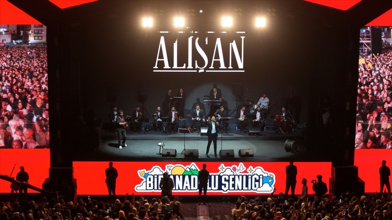 Alişan Bingöl'de Bir Anadolu Şenliği'nde Sahne Aldı