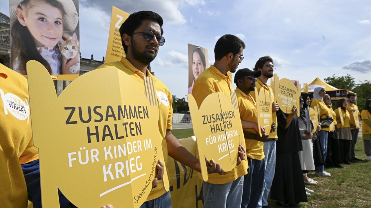 Almanya'da Federal Meclis Önünde Çocuklara Destek Etkinliği