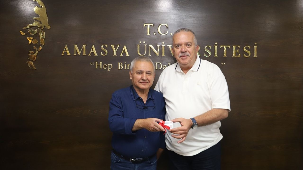 Amasya'da 65 Yaşındaki Öğrenciye Kimlik Belgesi Takdim Edildi