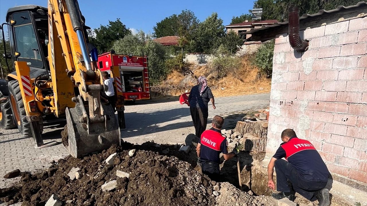 Amasya'da Su Borusuna Sıkışan Köpek Yavruları Kurtarıldı