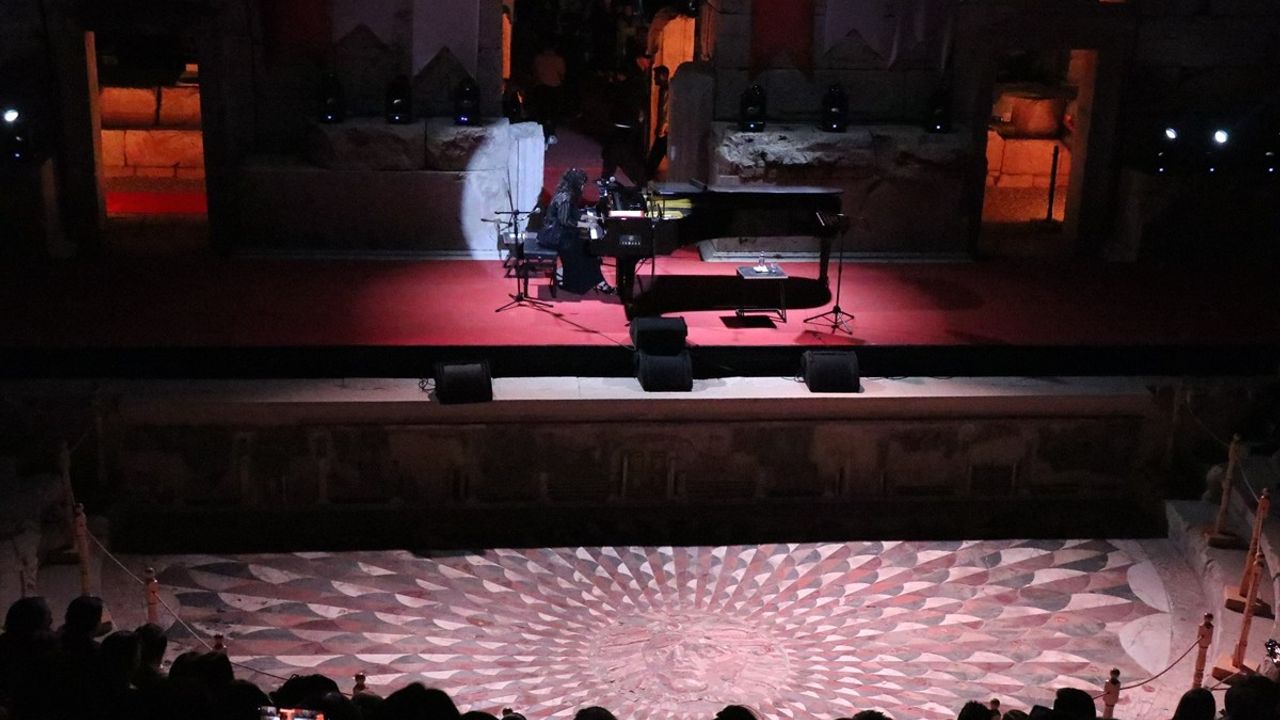 Anjelika Akbar Kibyra Antik Kenti'nde Konser Verdi