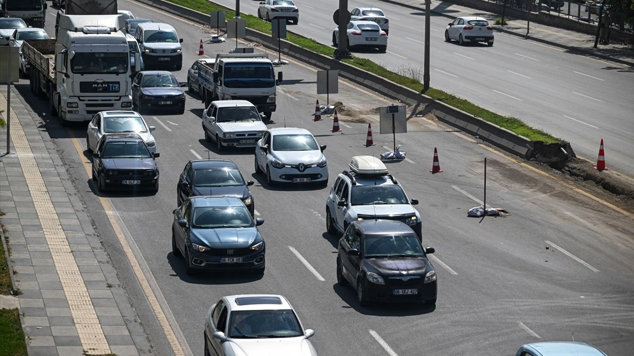 Ankara'daki Yol Çalışmaları Trafiği Yoğunlaştırdı