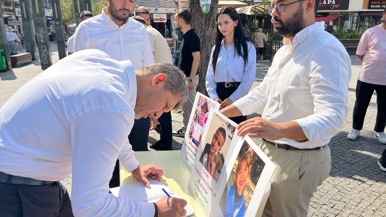 Antalya'da 'Boş Sıralar' Etkinliği İle Gazze'deki Çocuklar Anıldı