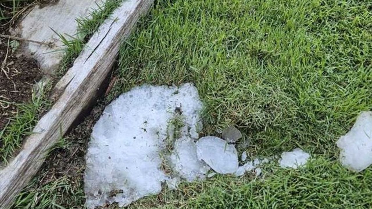 Antalya'da Buz Kütlesinin Düşmesi Güvenlik Kamerasında Görüntülendi