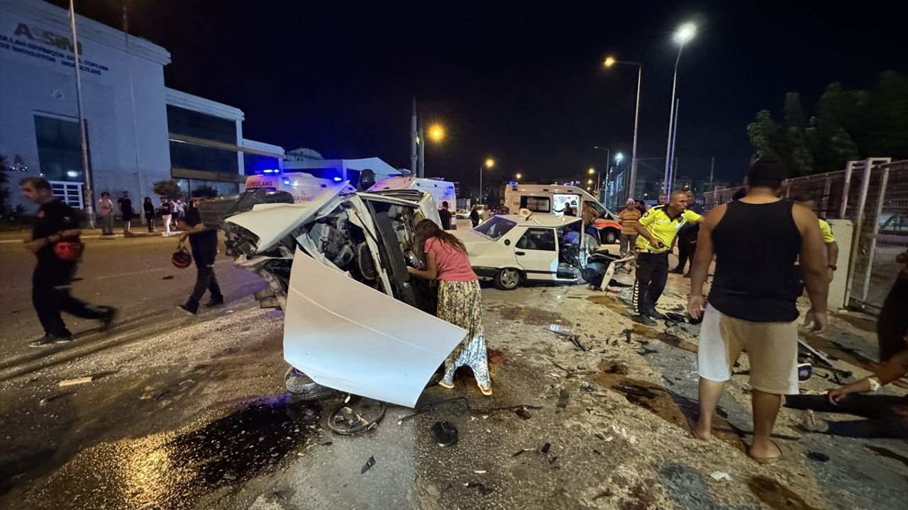 Antalya'da İki Otomobil Çarpıştı: 4 Yaralı