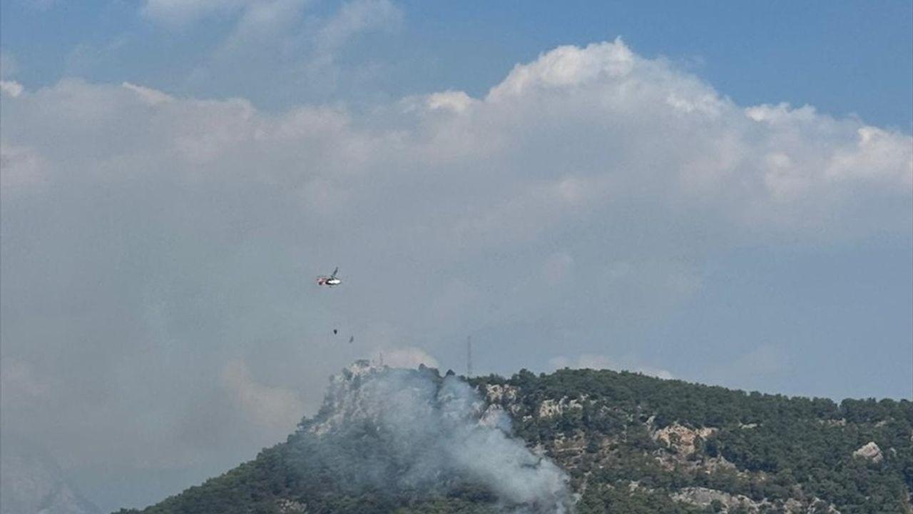 Antalya'da Orman Yangınına Müdahale Devam Ediyor