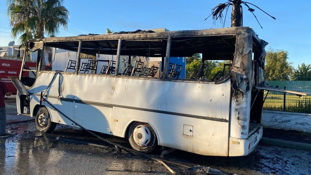 Antalya'da Park Halindeki Midibüs Alev Alev Yandı