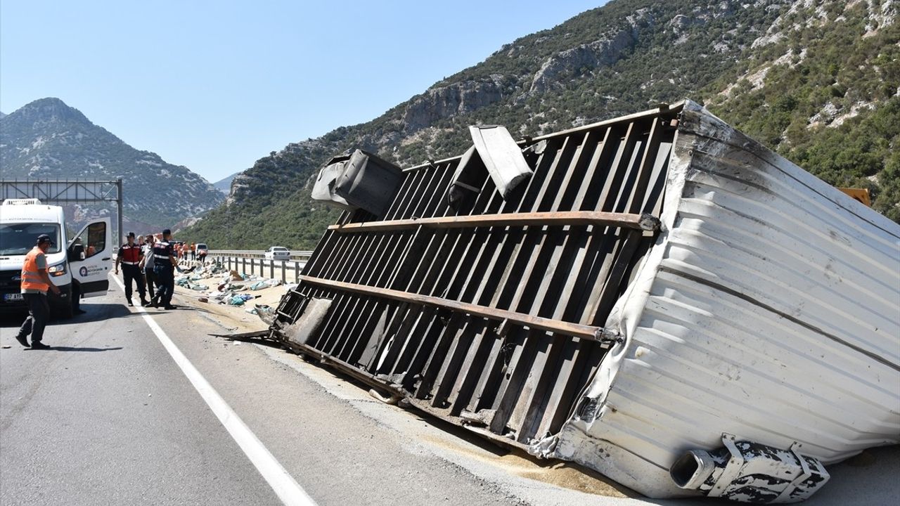 Antalya'da Tır Kazası: Sürücü Hayatını Kaybetti