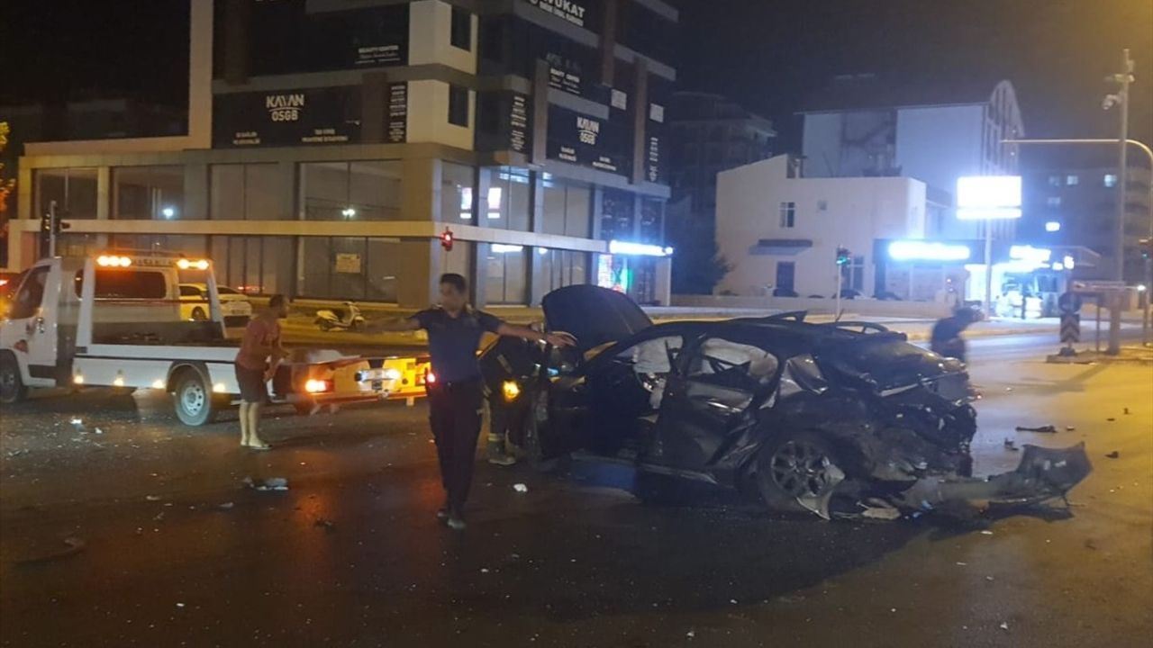 Antalya'da Trafik Kazası: İki Araç Çarpıştı
