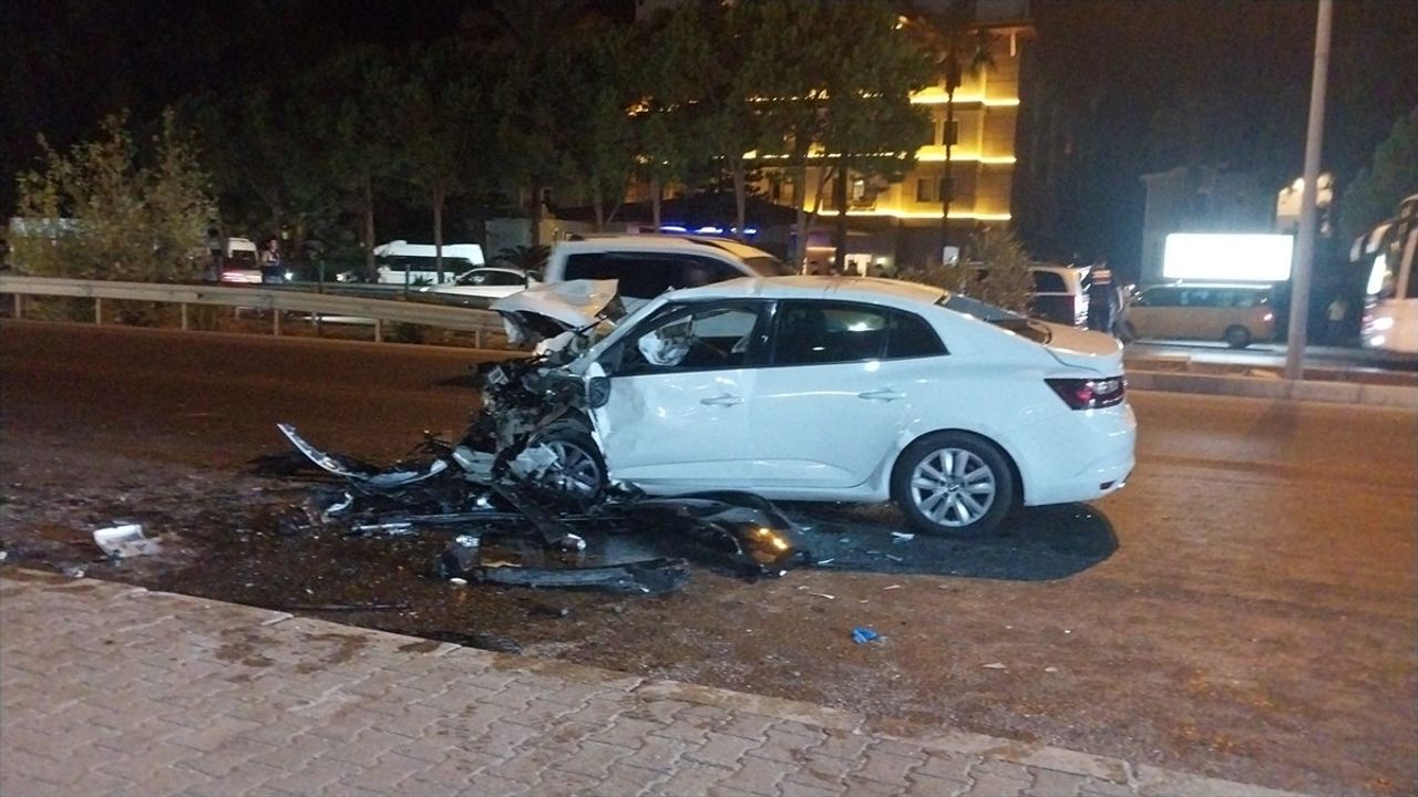 Antalya'da Trafik Kazası: İki Kişi Hayatını Kaybetti