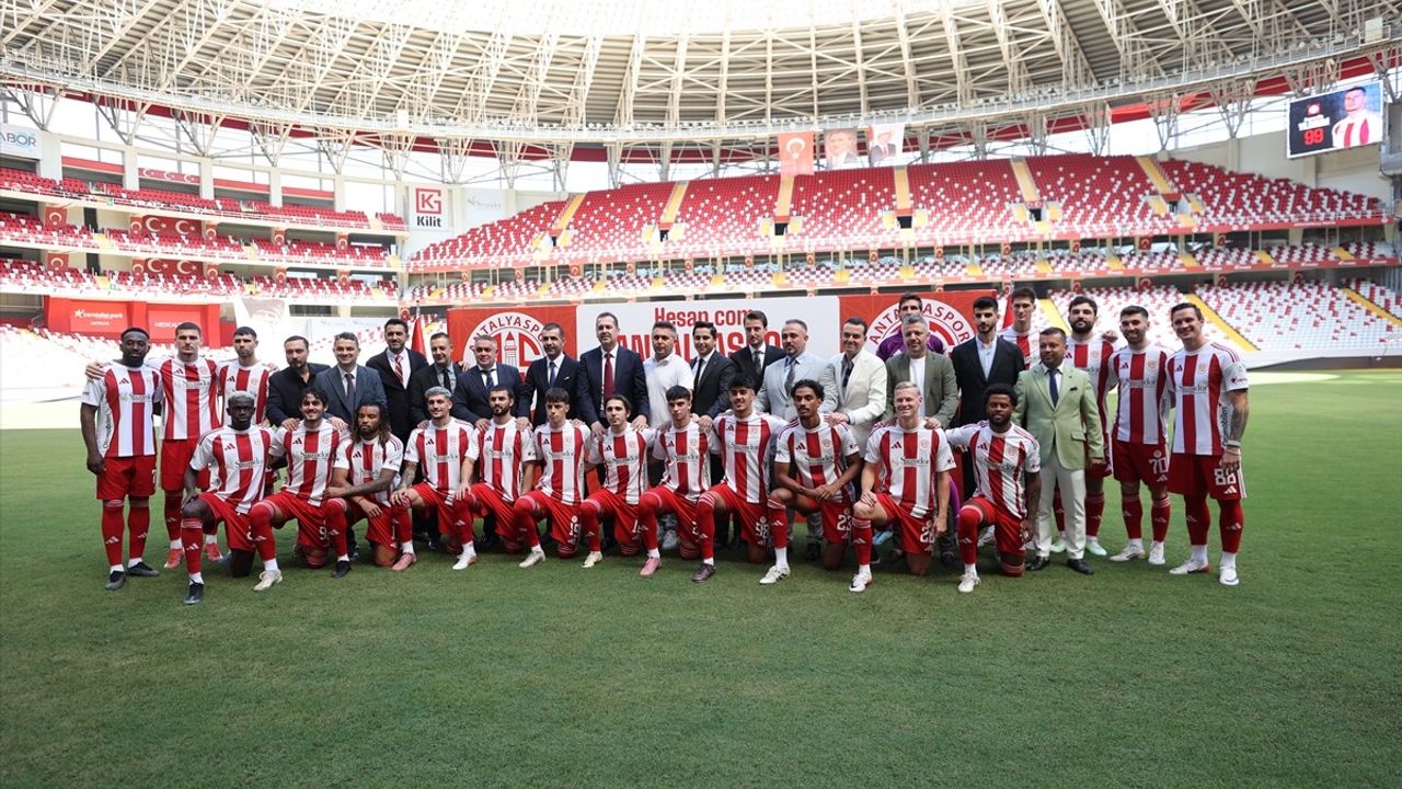 Antalyaspor, Yeni Kadrosunu Taraftarına Tanıttı
