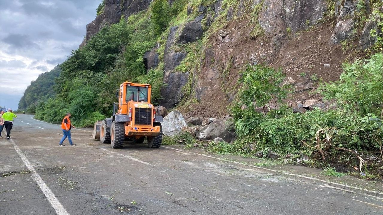 Artvin'de Heyelan Ulaşımı Aksattı