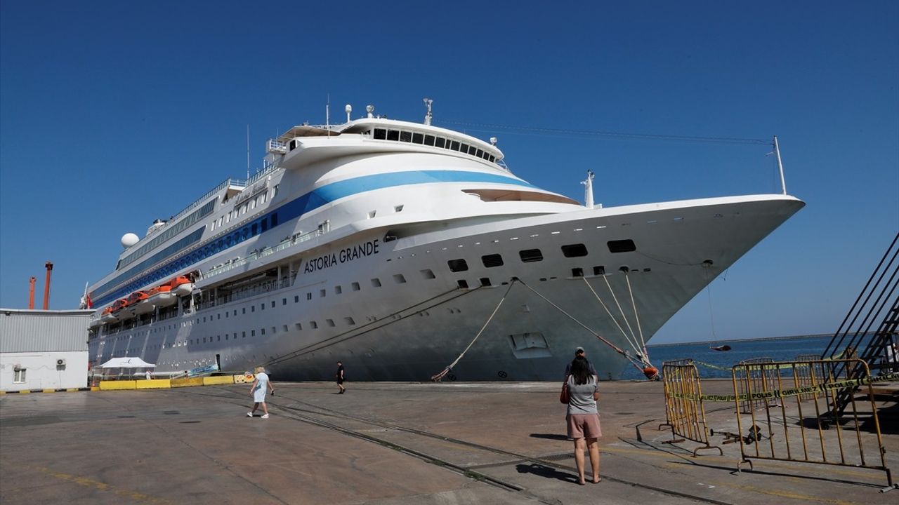 Astoria Grande Kruvaziyeri Samsun Limanı'nda