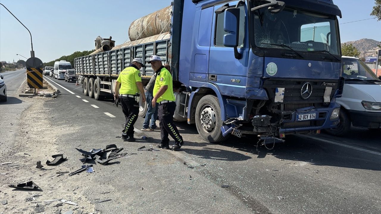 Aydın'da Tır-Kamyonet Kazası: 3 Yaralı