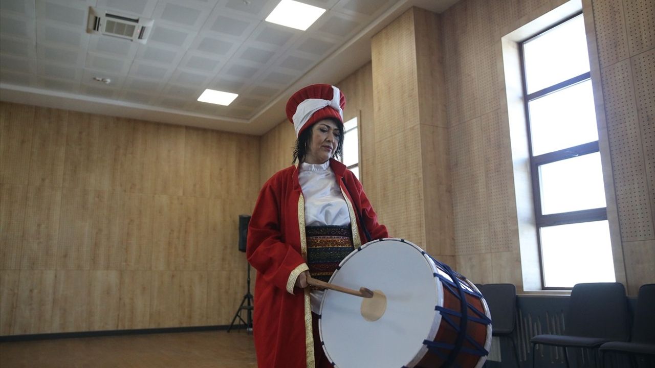 Ayşe Ezer: Davul Sevgisi Mehter Takımına Taşıdı