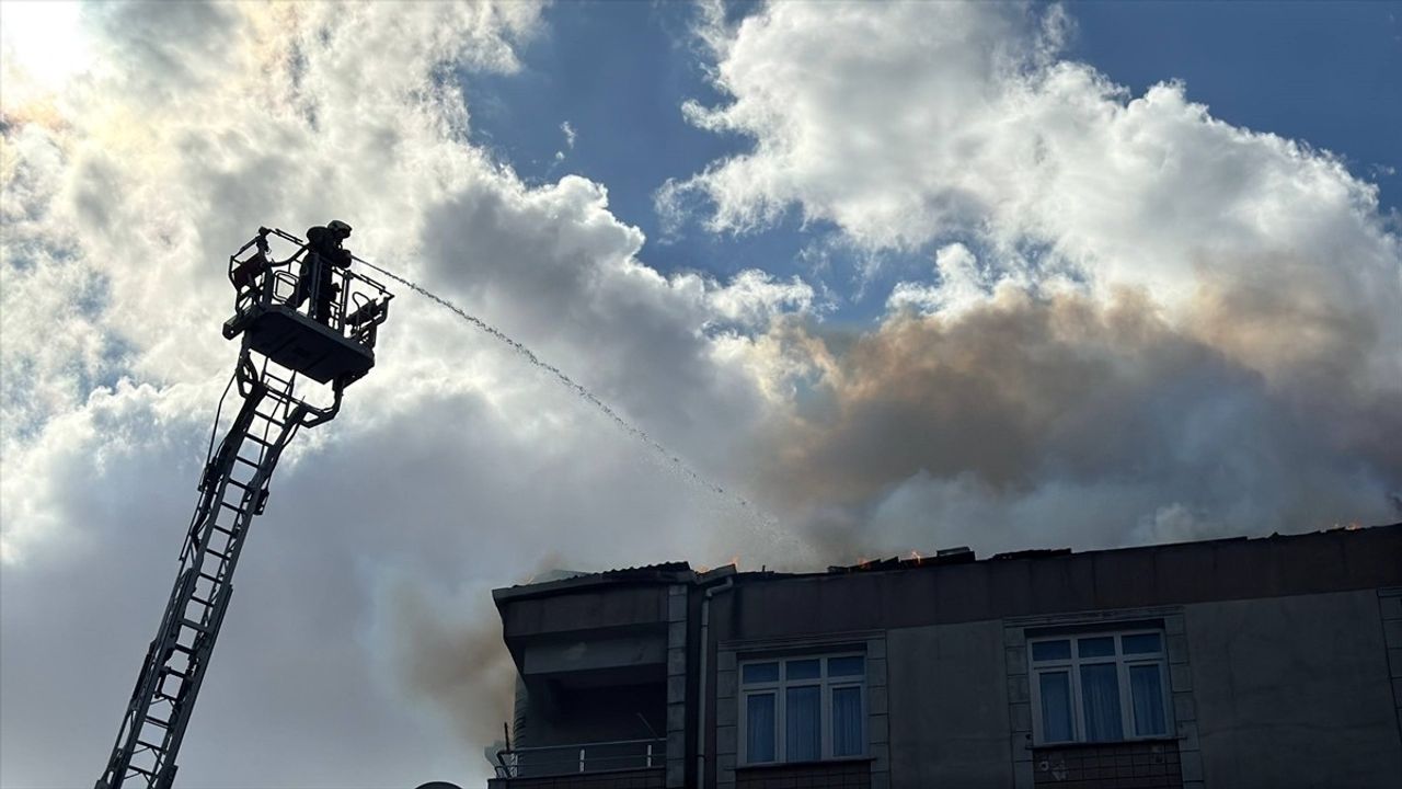 Bağcılar'daki Yangında İtfaiye Hızla Müdahale Etti