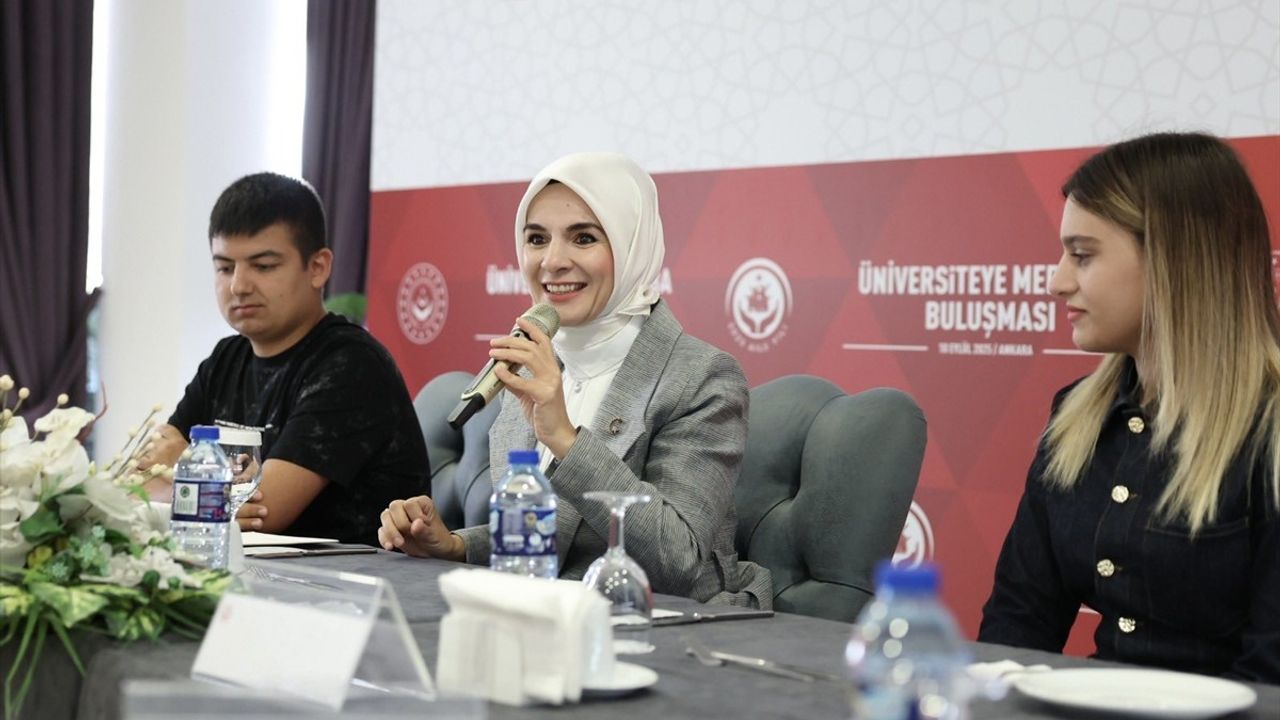 Bakan Göktaş, Üniversiteyi Kazanan Gençlerle Buluştu