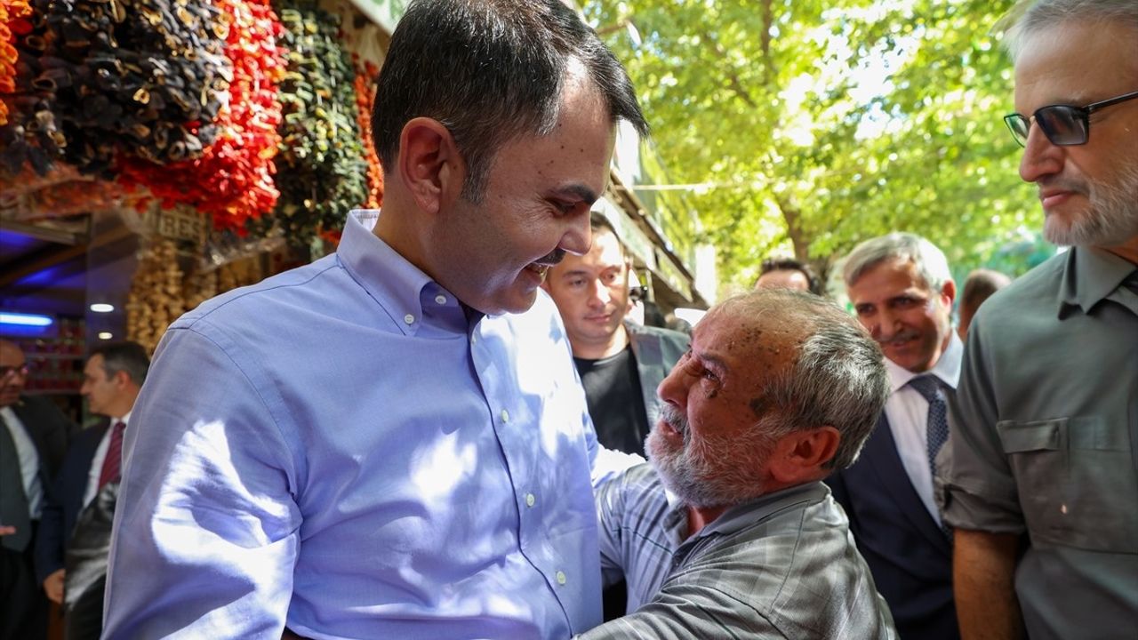Bakan Kurum Kahramanmaraş'ta Depremzedeleri Ziyaret Etti