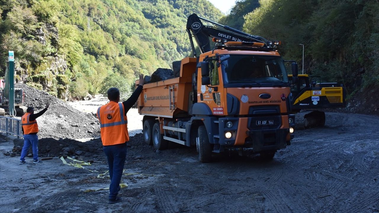 Bakanlar Artvin'de Sel İncelemesi Yaptı