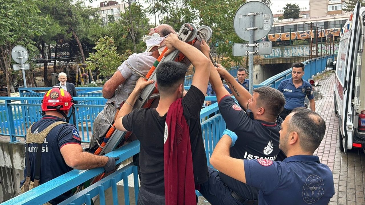 Bakırköy'de Su Kanalına Düşen Kişi Kurtarıldı