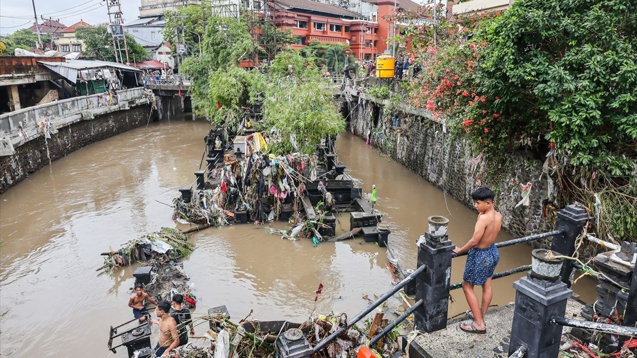Bali Adası'nda Şiddetli Yağışlar Sel Felaketine Yol Açtı