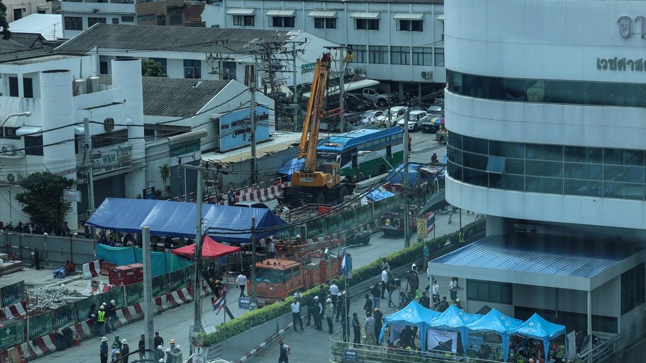 Bangkok'ta Yol Çökmesi: 50 Metrelik Dev Çukur Oluştu