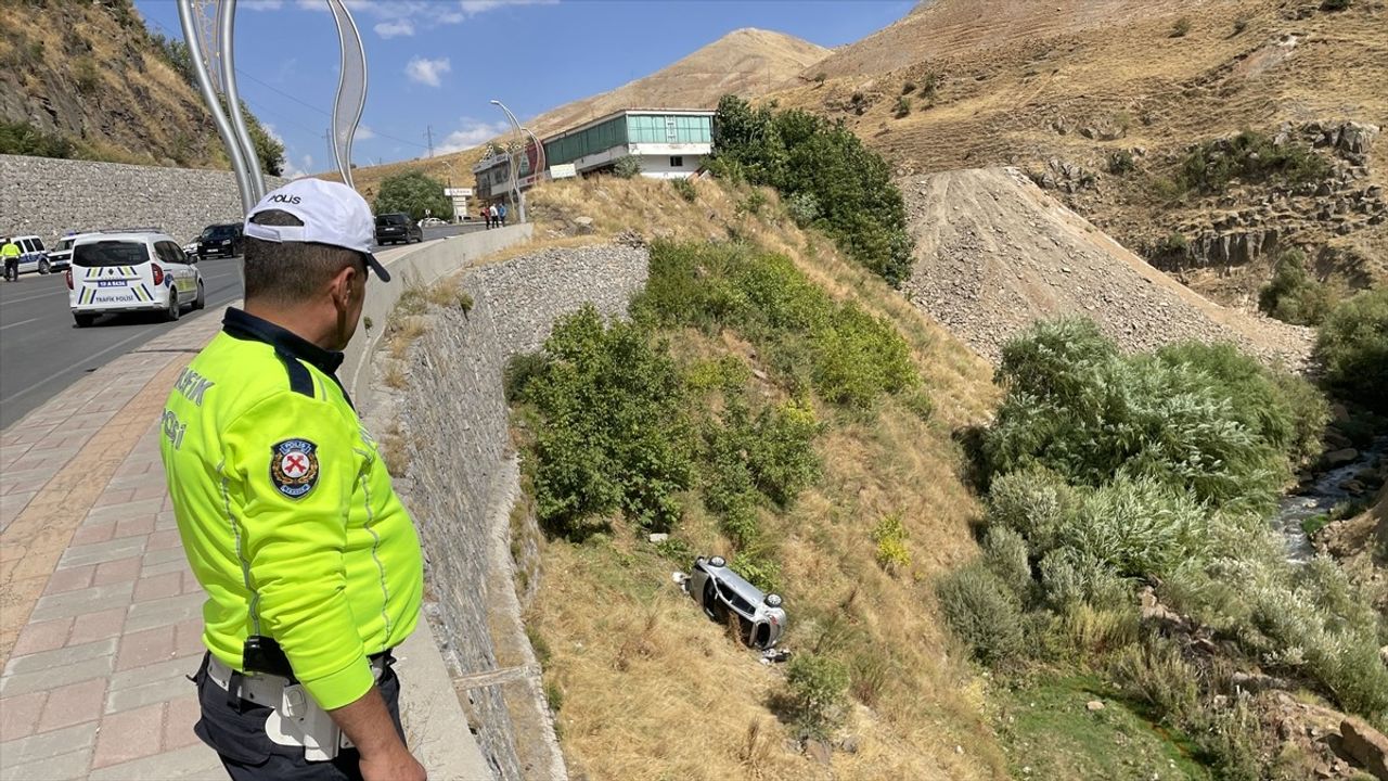 Bitlis'te Şarampole Devrilen Otomobilde İki Kişi Yaralandı