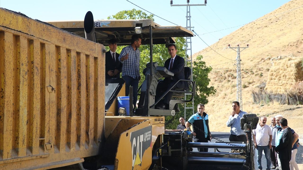 Bitlis'teki Köy Yolları Sıcak Asfaltla Yenileniyor