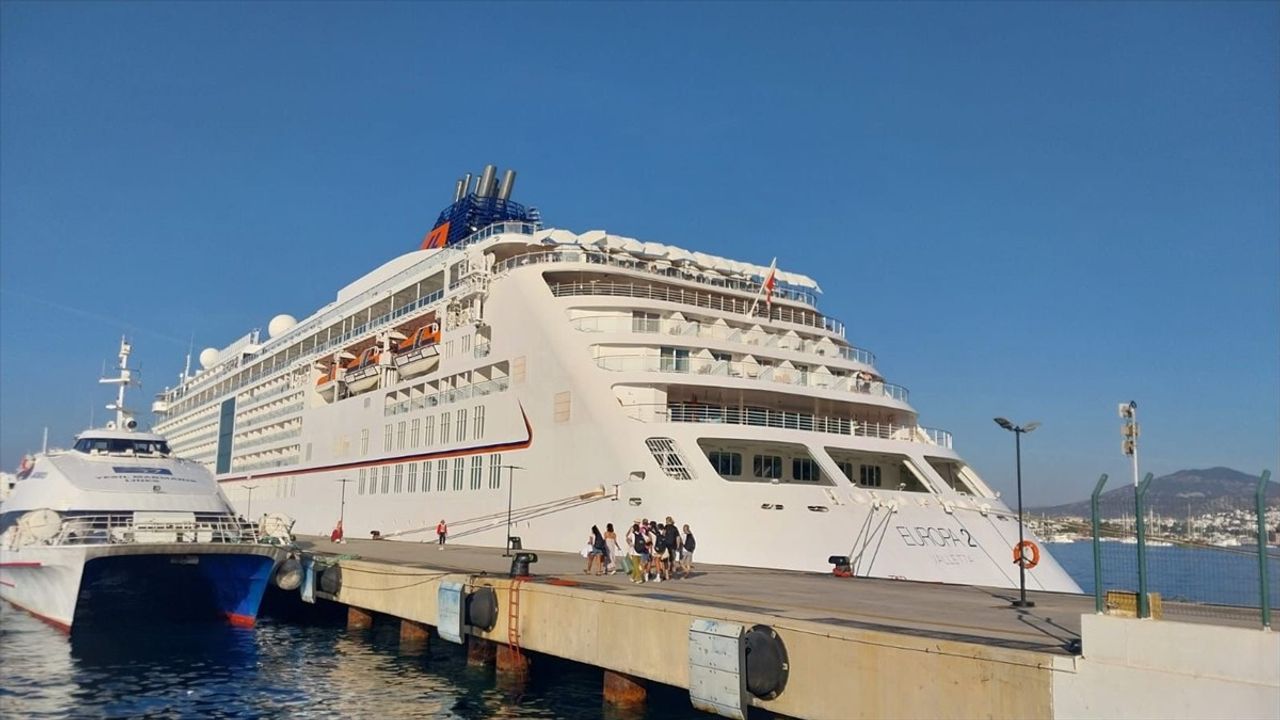Bodrum'a Europa 2 Kruvaziyeri ile Tarihi Ziyaret